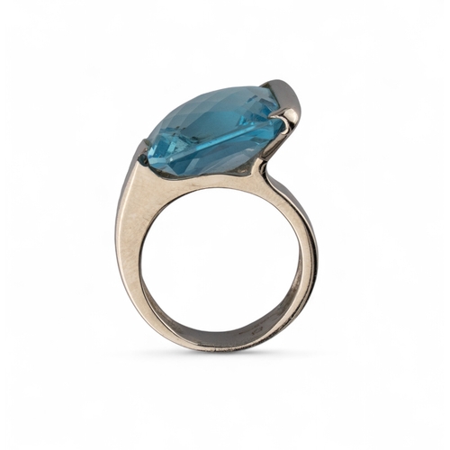 33 - An 18k white gold and blue topaz dress ringThe cushion-shaped briolette-cut topaz within a plain wra... 