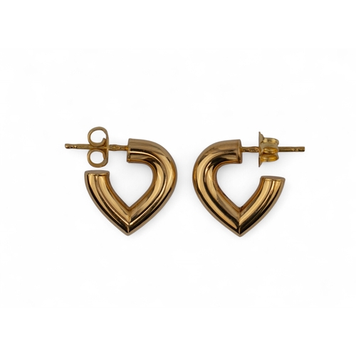4 - A pair of 18k gold heart-shaped ear studsTotal weight: Approx. 2.92 g.