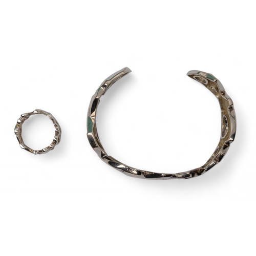 43 - Tiffany & CoA Paloma Picasso Graffiti silver bangle and ring. With its original pouch and box.Fi... 