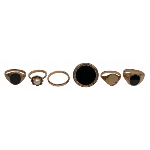 6 - A yellow gold chain and six various gold and onyx-set ringsTotal weight: Approx 29.1 g.
