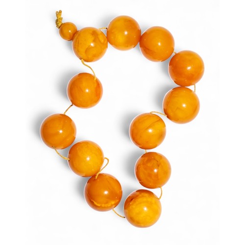 3 - An egg yolk amber braceletComposed of twelve 17.3 mm. beads