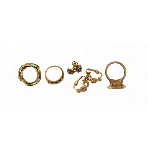 21 - A mixed lot of jewelleryTo include:[a] A small sapphire and diamond ring[b] A three-row 18 ct gold a... 