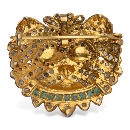 4 - A whimsical 14 ct gold rose-cut diamond, emerald, and cultured pearl lion dog brooch/pendantDimensio... 