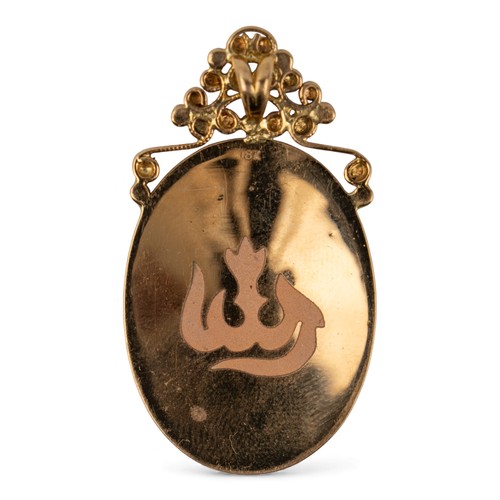 27 - An 18 ct gold pendant with Arabic inscriptionThe oval-shaped pendant topped with gold wireworkProper... 