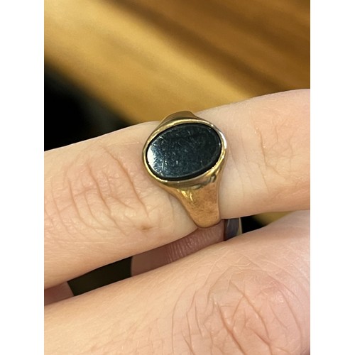 21 - A group of four various sized onyx and gold signet ringsTotal weight: Approx. 12.5 g.