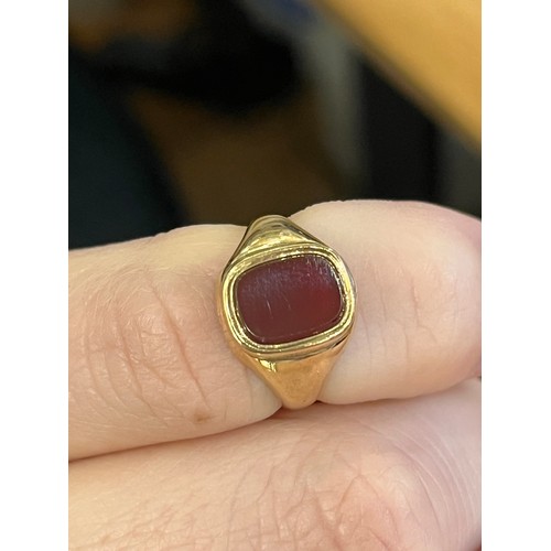21 - A group of four various sized onyx and gold signet ringsTotal weight: Approx. 12.5 g.