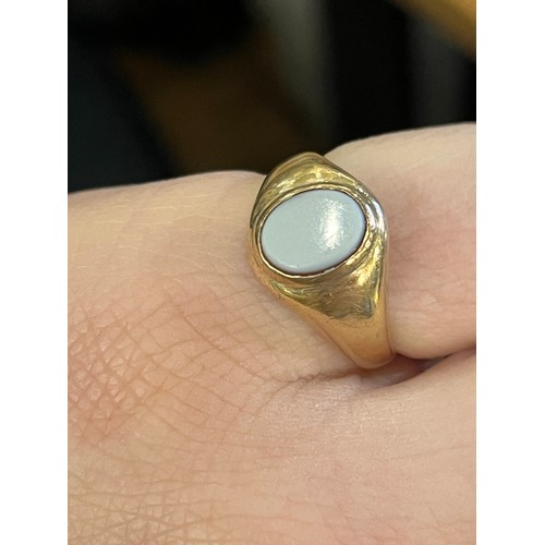 21 - A group of four various sized onyx and gold signet ringsTotal weight: Approx. 12.5 g.