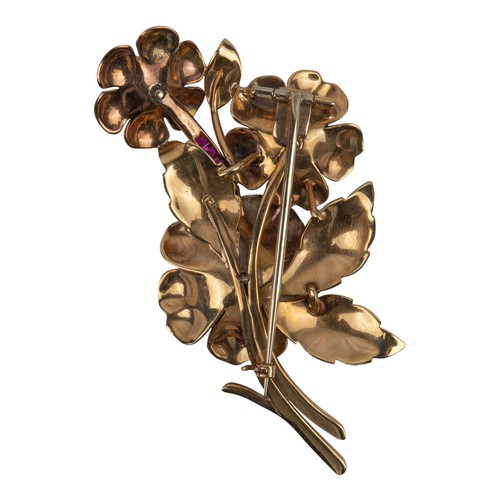67 - A gold broochDimensions: 4.5 cm. (H) x 6 cm. (W)Total weight: Approx. 17 g.