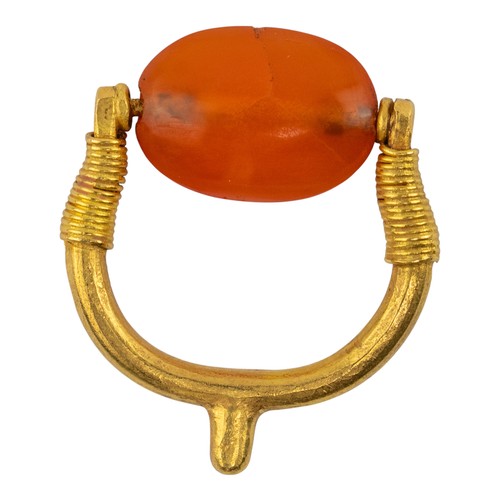 76 - Romano-EgyptianA scaraboid carnelian intaglio ring depicting two scorpions. Set in a yellow gold spu... 