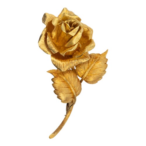 89 - An 18k yellow gold rose brooch, circa 1950A realistically sculpted three-dimensional design.Dimensio... 