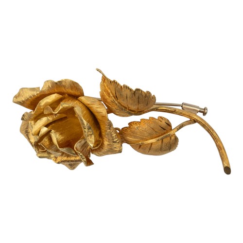 89 - An 18k yellow gold rose brooch, circa 1950A realistically sculpted three-dimensional design.Dimensio... 