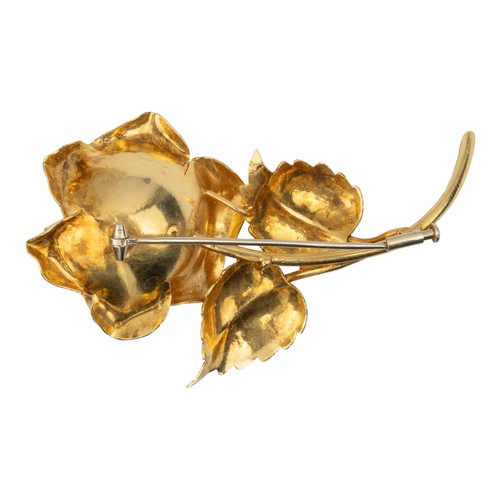 89 - An 18k yellow gold rose brooch, circa 1950A realistically sculpted three-dimensional design.Dimensio... 