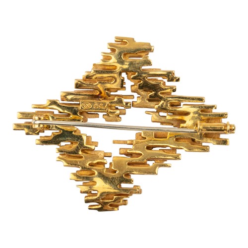 91 - Andrew Grima style, 1970sAn abstract 18k gold broochWith 'GL' maker's markDimensions: 4.8 cm. (W) x ... 