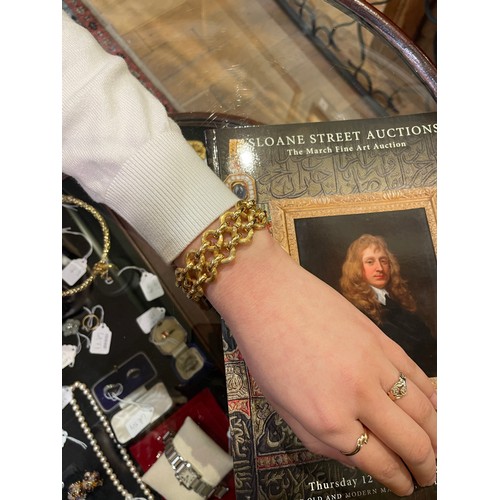 119 - A very fine two-tone 18k gold bracelet, circa 1940sIn excellent conditionTotal length: Approx. 18 cm... 