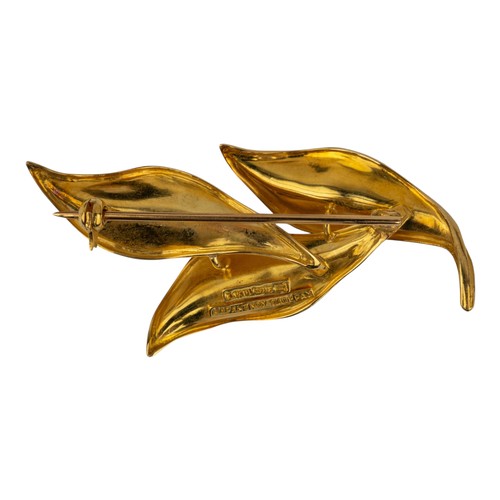 28 - Maramenos & PaterasA small 18ct yellow gold spray brooch