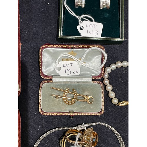 19 - British, AntiqueAn unusual gold brooch of horse interest, circa 1870Designed as a farrier's pliers a... 