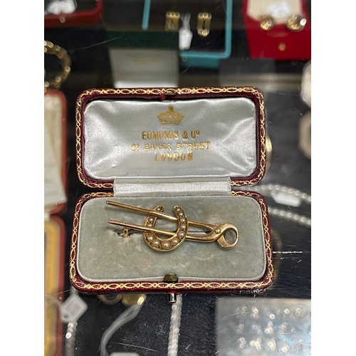 19 - British, AntiqueAn unusual gold brooch of horse interest, circa 1870Designed as a farrier's pliers a... 