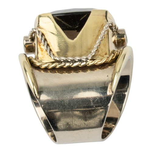 17 - A striking smoky quartz, peridot and gold dress ringThe central cushion-shaped mixed-cut brownish qu... 