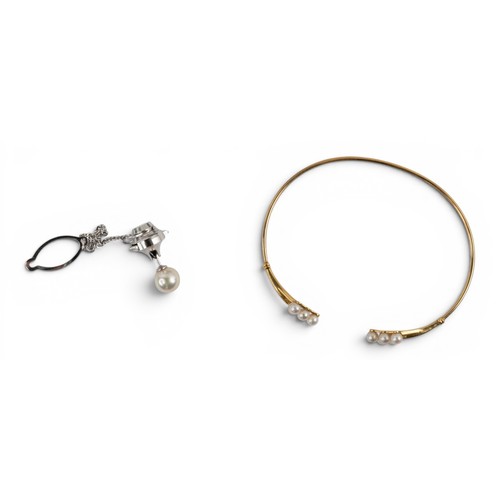 42 - A small 18k gold and cultured pearl bangleTogether with a 7.2 mm. cultured pearl tie stud.With a car... 