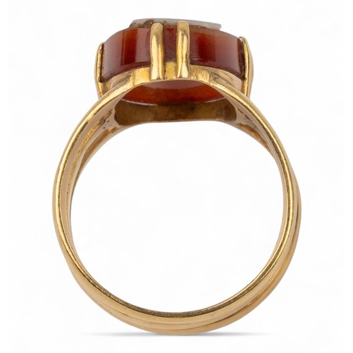 55 - Antique, A hard stone cameo and yellow gold ringThe oval-shaped hard stone cameo carved with a maide... 