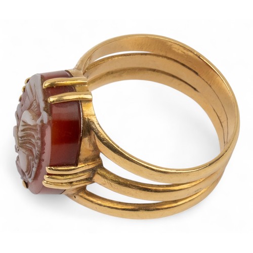 55 - Antique, A hard stone cameo and yellow gold ringThe oval-shaped hard stone cameo carved with a maide... 