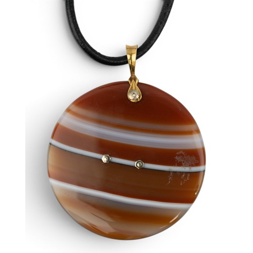 56 - An unusual diamond, gold and agate pendantThe banded agate disk applied with yellow gold scales of j... 
