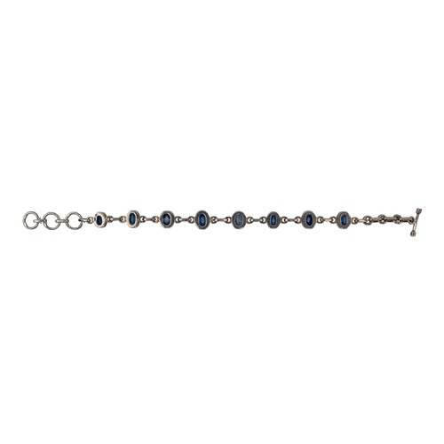 52 - A sapphire and silver-coloured metal braceletComposed of eight oval-shaped sapphires of pretty light... 