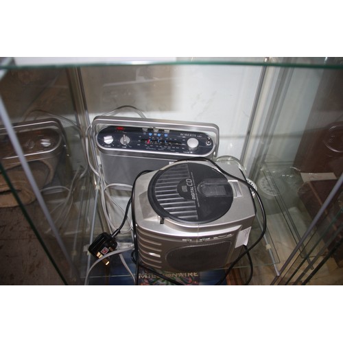 10 - Roberts Radio R9954 Plus a Medion Radio/CD Player