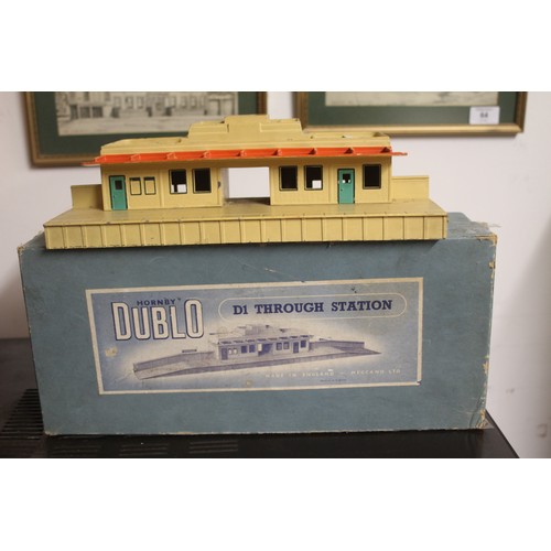 164 - Boxed Hornby Dublo D1 Through Station with Main Building and two platform Ramps