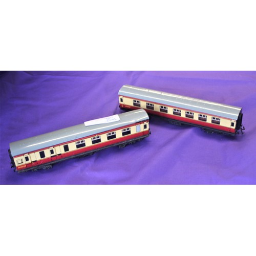 30 - Two Hornby Dublo OO Gauge Lithographed Tinplate Composite Carriages in BR Maroon and Cream Era 4 (Un... 