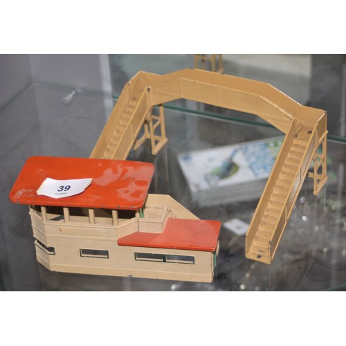 39 - Hornby Dublo OO Gauge Footbridge and Signal Box