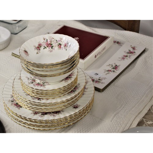 29 - Royal Albert 24-Piece Dinner Service in the Lavender Rose Design Plus Set of Matching Table Mats (2 ... 