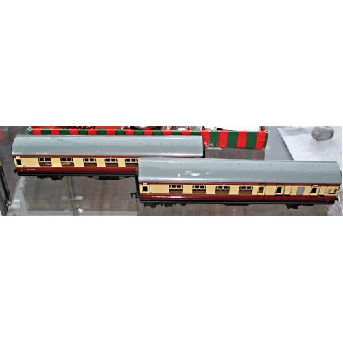 120 - Two Hornby Dublo OO Gauge LMS Carriages in Maroon and Cream : One Brake and one Corridor Composite