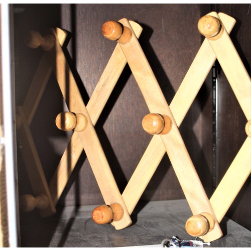 312 - Expanding Wooden Rack/Clothes Hooks