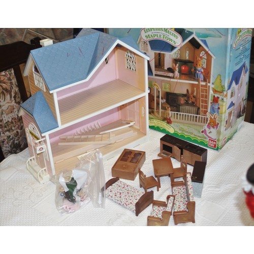 40 - Boxed Les Petits/Mapletown Post Office/House with a Selection of Mapletown/Sylvanian Furniture and A... 