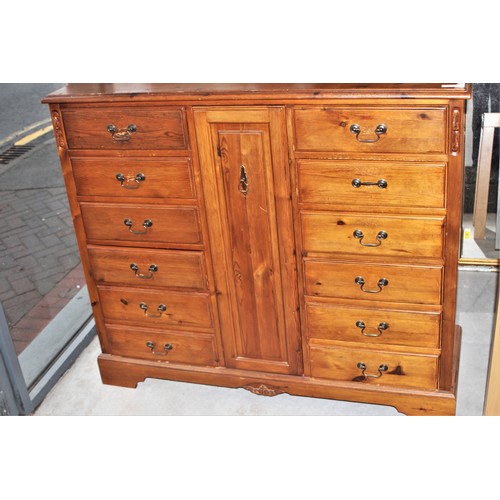 265 - Jaycee V707 Ten Drawer Dresser/Chest