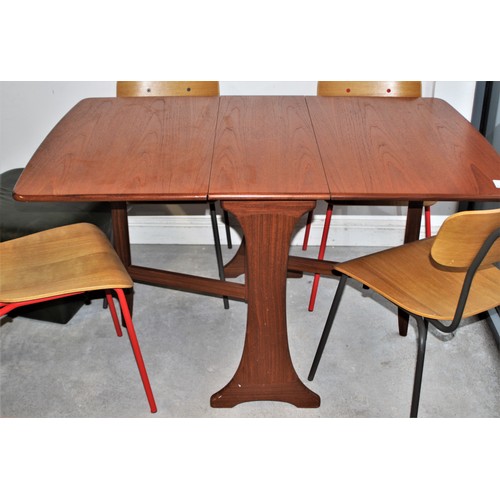 264 - G-Plan Mid Century Modern Two Tone Teak Gate-Leg Dining Table with a Bright Clean Appearance in Exce... 