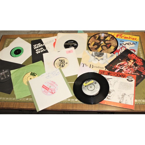 79 - A Small Selection of New Wave/Punk Vinyl Singles including Mainland Picture Disc, The Piranhas, Boom... 