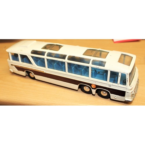 33 - Dinky Supertoys Bedford Vega Coach Plus. Ref DST952