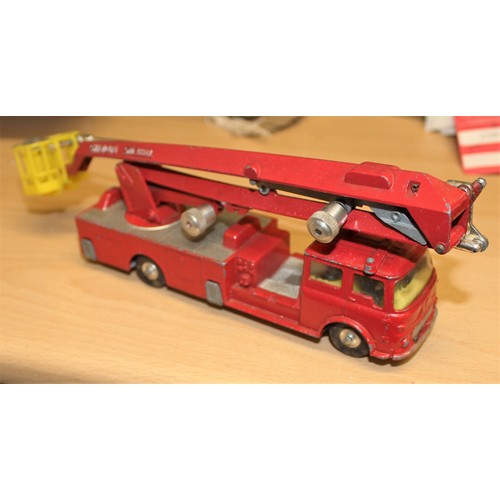 34 - Corgi Major Simon Snorkel Fire Engine