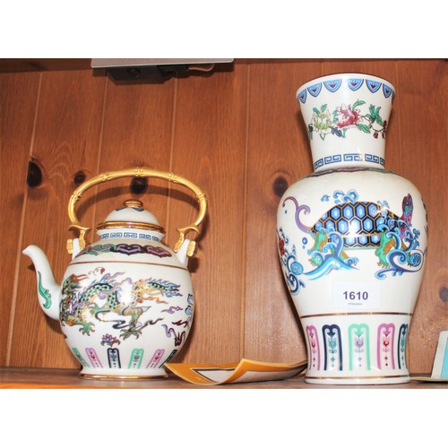 102 - Two Franklin Mint Ltd Porcelain Items - Hand-Crafted by the Late Chien-Ying Mei - Vase 