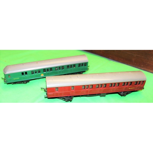 66 - A Vintage Tri-ang Railways OO Gauge Southern Region suburban emu trailer Car in SR Green and a Tri-a... 