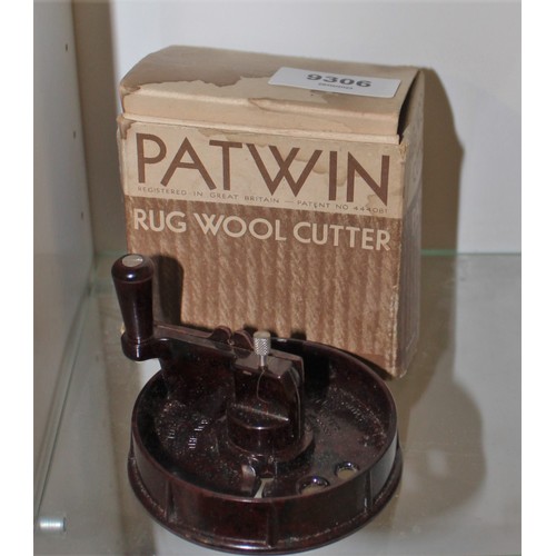 68 - Bakelite Rug Wool Cutter (Boxed)