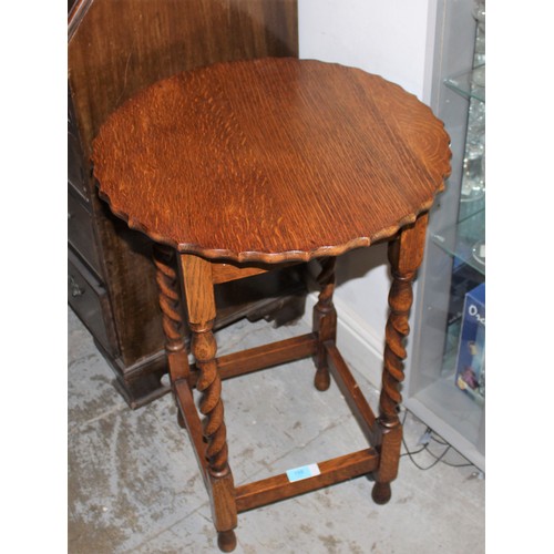 100 - Small Oak Circular Table with Scalloped Edge, on Barley Twist Legs
