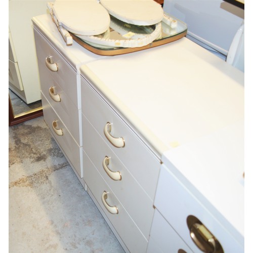 194 - Pair of 1970s Three-Drawer Bedside Cabinets in White having Curved Handles - 18