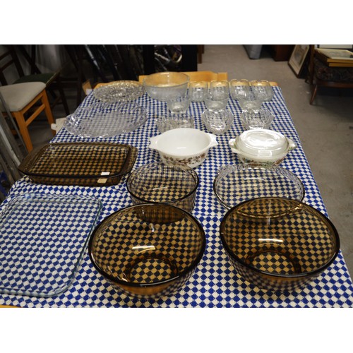 43 - A Selection of Pyrex Oven and Baking Ware including Mixing Bowls, Rectangular Lasagne Dish, Plus a B... 