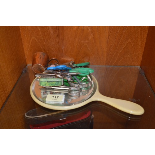 117 - A Selection of Ladies' Vintage Useful Items including a Stratton Compact, Bakelite Hand Mirror with ... 