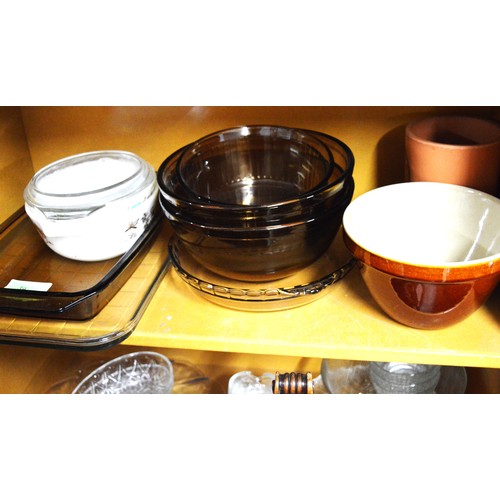 39 - A Selection of Pyrex Oven and Baking Ware including Mixing Bowls, Rectangular Lasagne Dish, Plus a B... 