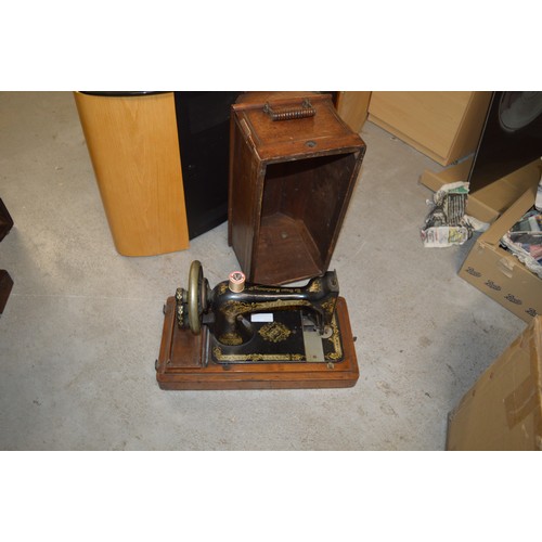 194 - Vintage Singer Sewing Machine in Wooden Case - AMALGAMATED WITH Lot 195 to sell