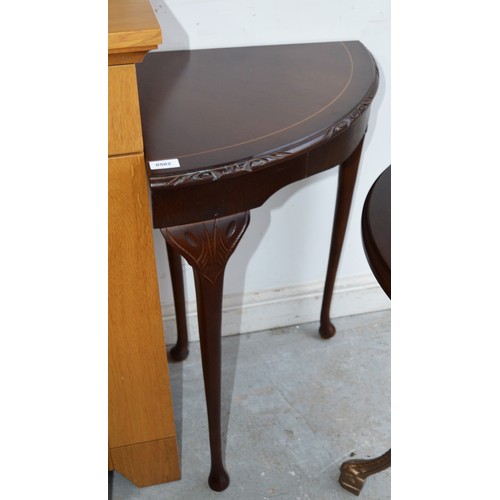 210 - An Inlaid Mahogany Quarter Table on Slender Cabriole Legs (vgc)